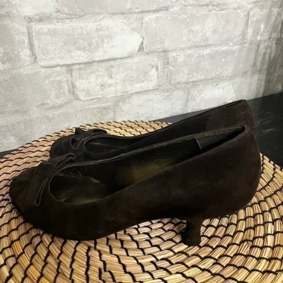 STUART WEITZMAN | dark chocolate brown suede pumps bow kitten heel - size US 4.5 - Picture 4 of 7